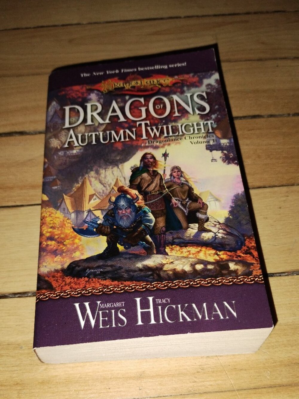 Dragonlance: Dragons of Autumn Twilight (Margaret Weis, Tracy Hickman) Paperback
